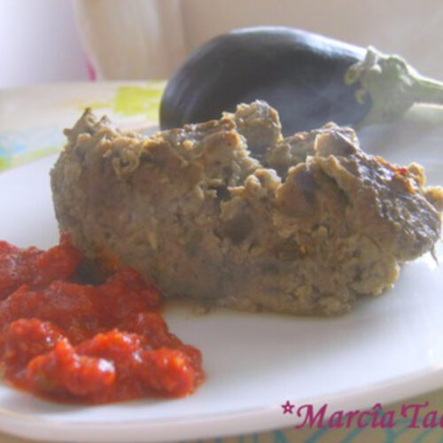 Plat d'aubergines avec sauce tomate et aubergine entière