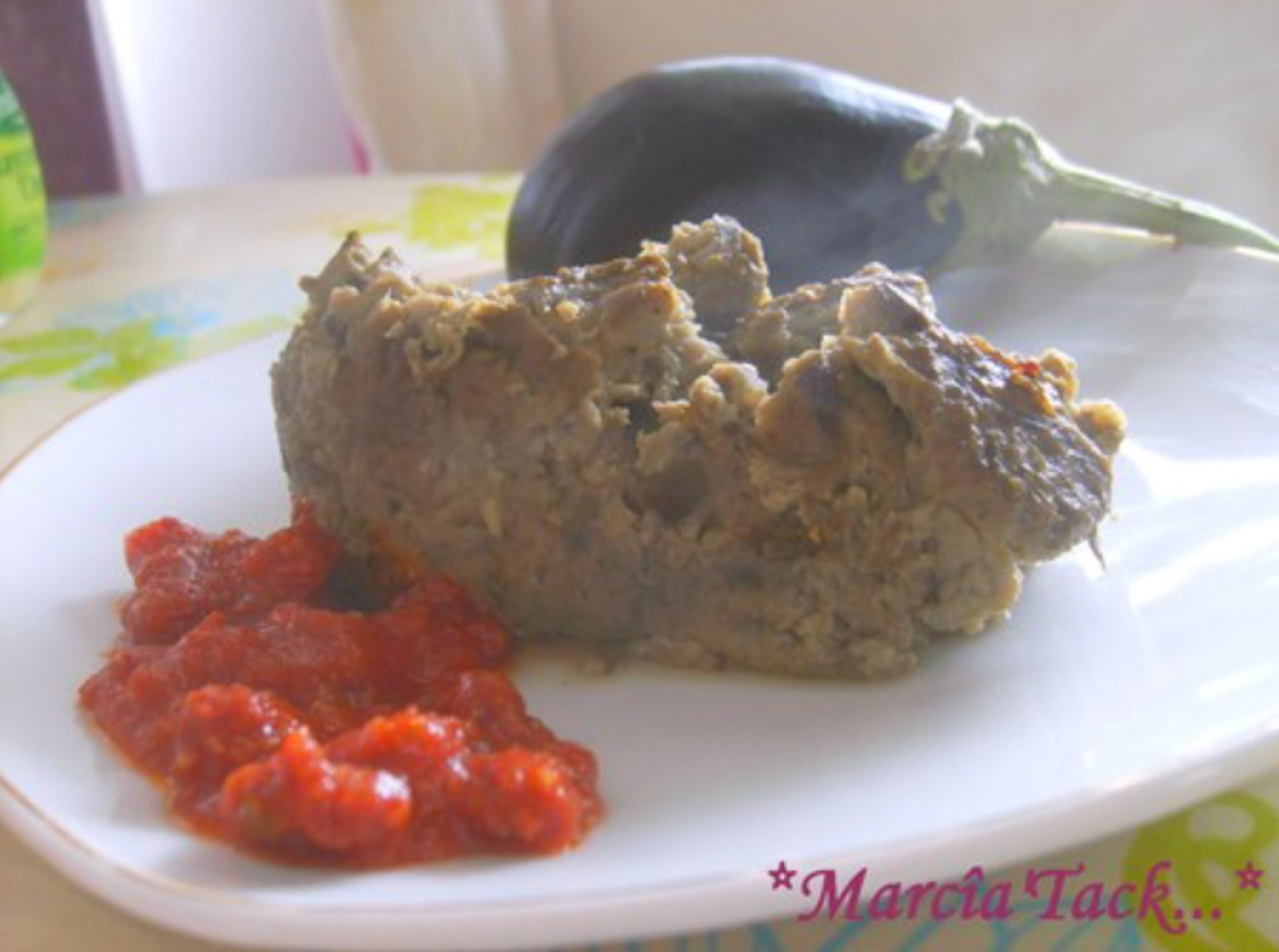 Plat d'aubergines avec sauce tomate et aubergine entière