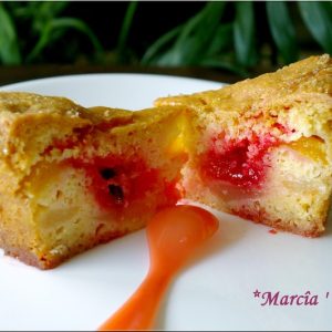 Gâteau aux fruits rouges coupé en deux sur assiette.