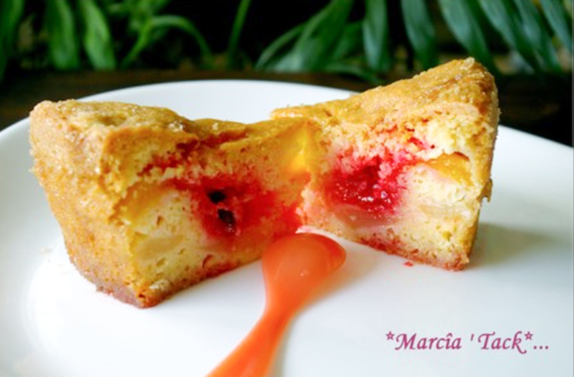 Gâteau aux fruits rouges coupé, prêt à déguster.