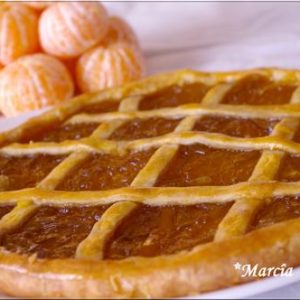 Tarte aux mandarines et mandarines épluchées en arrière-plan