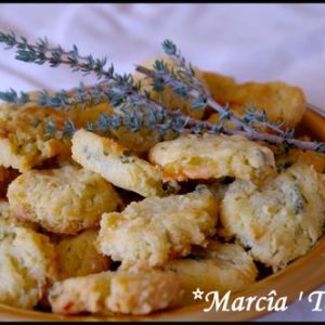 Biscuits au thym sur un plat, par Marcia 'Tack'