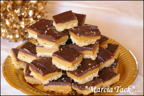 Carrés caramel chocolat, pile sur assiette dorée.