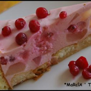 Part de gâteau rose aux fruits rouges