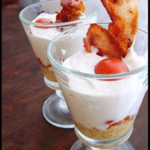 Dessert crémeux avec bacon et tomates cerises.