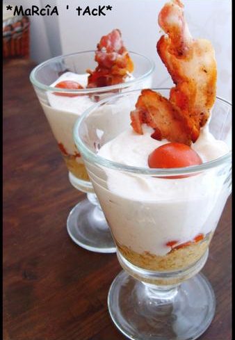 Dessert crémeux avec bacon et tomates cerises.
