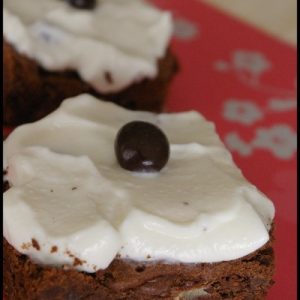 Brownie nappé de crème et bille de chocolat