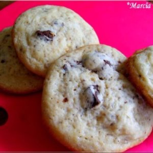 Cookies aux pépites de chocolat sur une assiette rose.