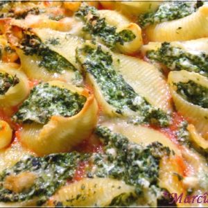 Pâtes conchiglie farcies aux épinards, sauce tomate et fromage.