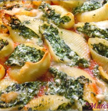 Pâtes conchiglie farcies aux épinards, sauce tomate et fromage.