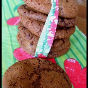 Pile de cookies avec ruban décoratif