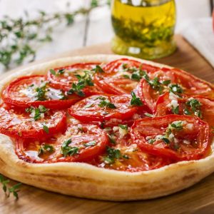 Tarte fine aux tomates, huile d'olive et thym
