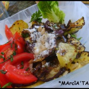 Salade composée: tomates, courgettes grillées, parmesan et pignons.
