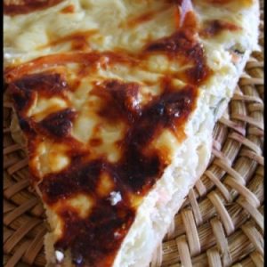 Part de quiche maison sur un plat en osier