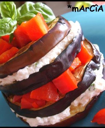 Mille-feuille d'aubergine, ricotta et poivrons rouges.