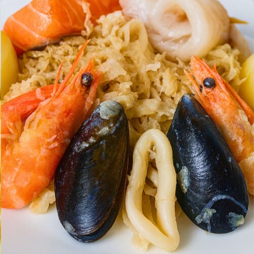 Assiette de fruits de mer frais : saumon, moules, crevettes.