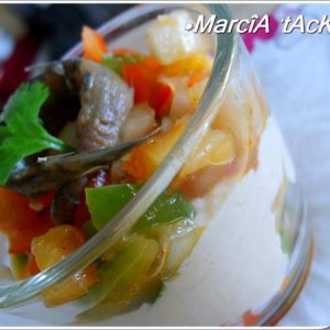 Verrine de légumes colorés avec sauce blanche.