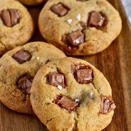 Cookies au chocolat sur une planche en bois
