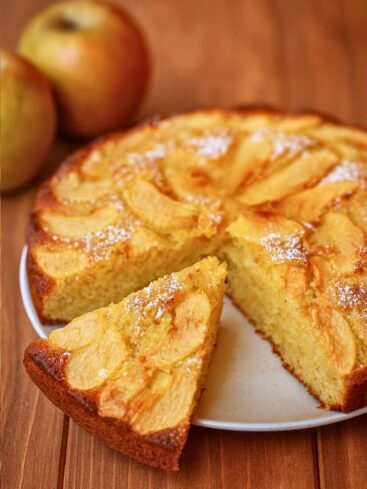 Tarte aux pommes maison, avec tranche coupée et pommes.