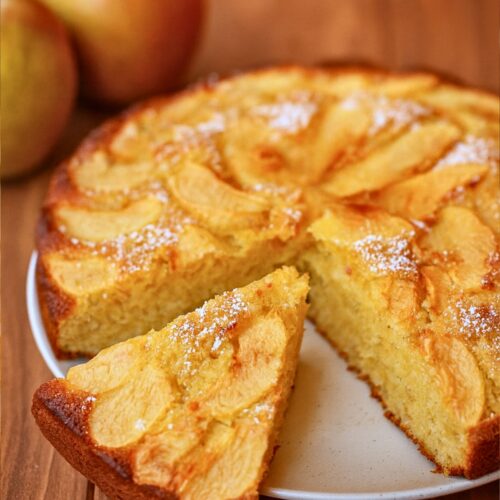 Tarte aux pommes maison, avec tranche coupée et pommes.