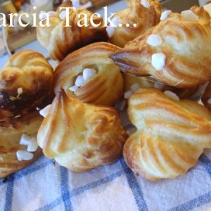 Choux à la crème avec sucre, délicieux desserts.