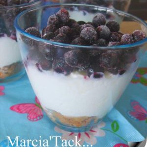 Dessert : yaourt, myrtilles congelées, crumble en verrine