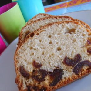 Tranches de pain aux raisins et gobelets colorés.