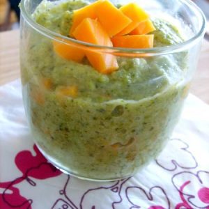 Smoothie vert et mangue dans un verre