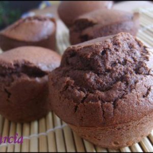 Muffins au chocolat faits maison sur une natte.