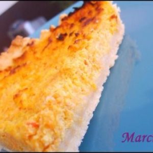 Part de gâteau à la noix de coco, assiette bleue