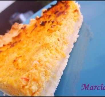 Part de gâteau à la noix de coco, assiette bleue