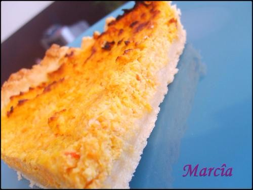 Part de tarte au fromage sur assiette bleue