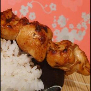 Brochette de poulet teriyaki avec du riz blanc