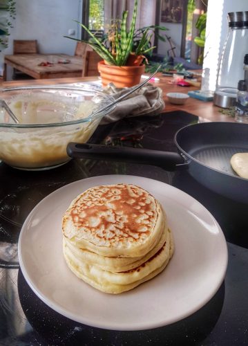Pile de pancakes faits maison sur une table de cuisine.