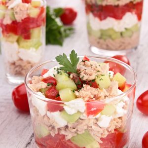 Verrines composées: thon, légumes frais, fromage.