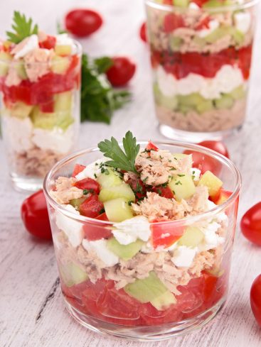 Verrines composées: thon, légumes frais, fromage.