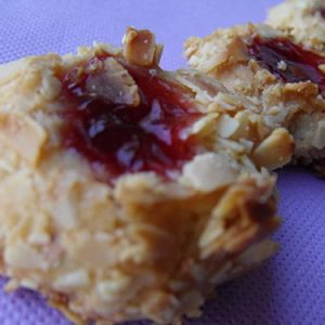 Biscuits sablés aux amandes et confiture de fruits rouges