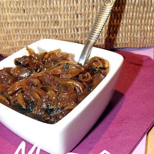 Confiture d'oignons maison dans un bol blanc