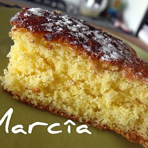 Part de gâteau moelleux saupoudrée de sucre glace