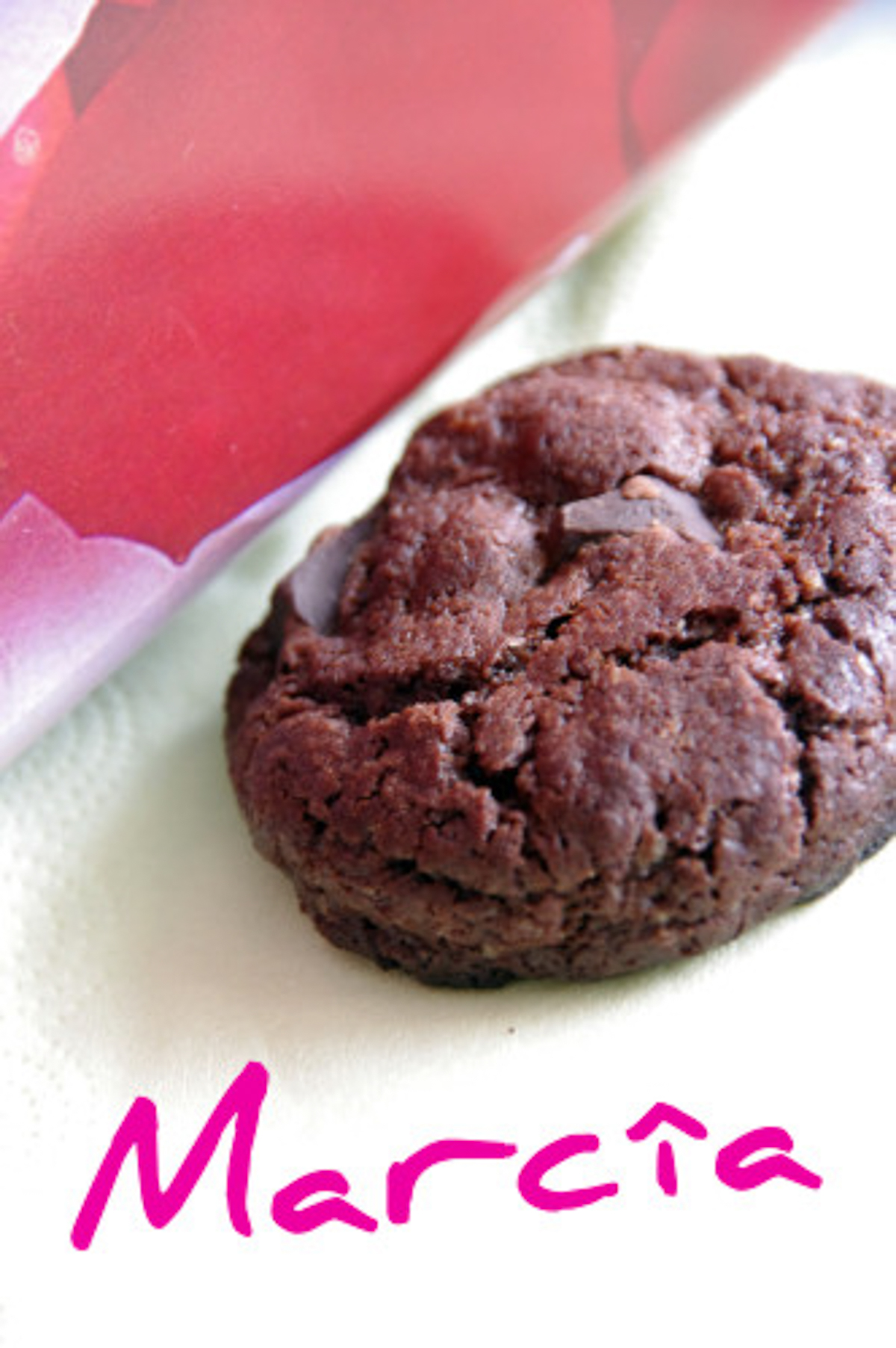 Cookie au chocolat, emballage cadeau rouge et Marcia écrit.