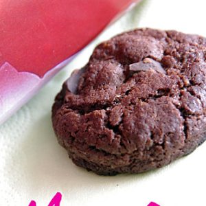Cookie au chocolat près d'une boîte marquée 'Marcia'.