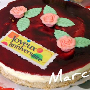Gâteau d'anniversaire avec roses et inscription Joyeux anniversaire.