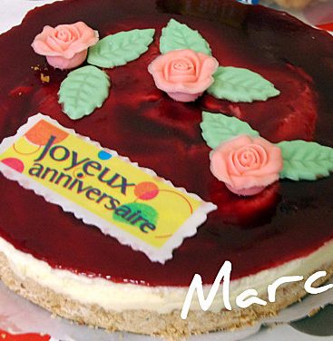 Gâteau d'anniversaire avec roses et inscription Joyeux anniversaire.