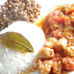 Plat de riz, lentilles et saucisses en sauce