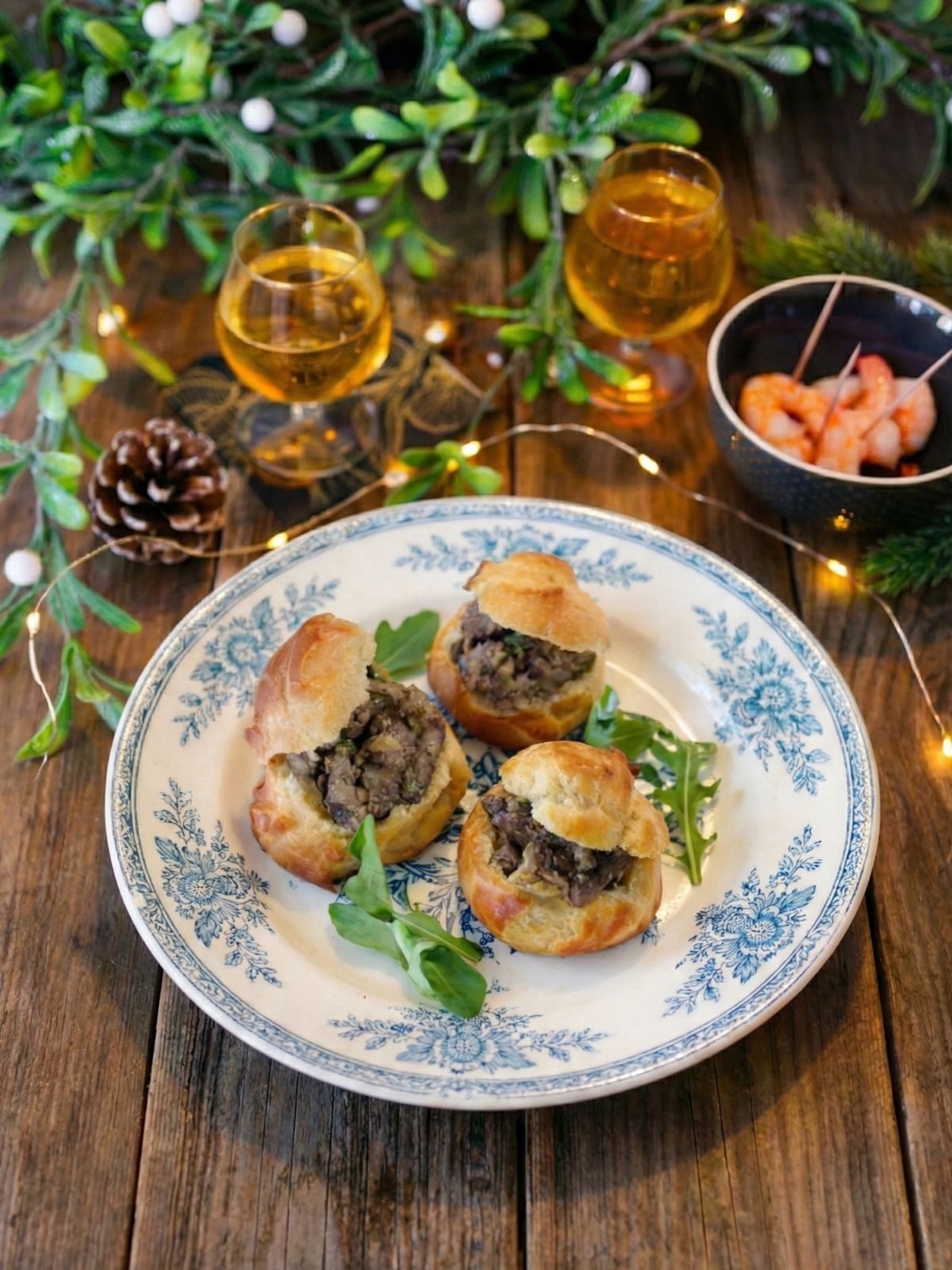 Bouchées à la reine, crevettes, vin blanc, décor festif