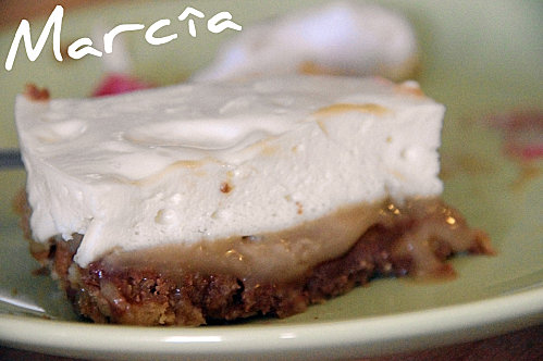 Part de gâteau avec meringue et base croustillante