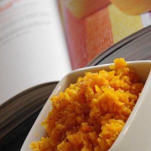 Purée de carottes dans un bol avec livre de cuisine