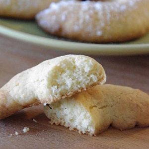Biscuits sablés en forme de croissant, coupés en deux