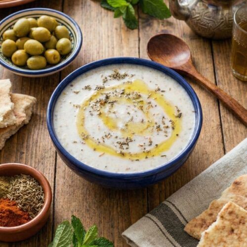 Soupe au yaourt turque avec olives, menthe et épices