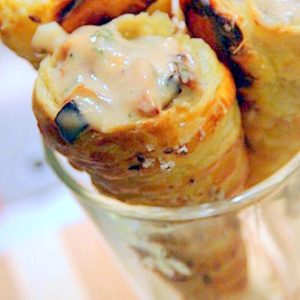 Feuilletés farcis à la crème dans un verre.